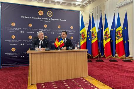 El ministro del Interior, Fernando Grande-Marlaska, junto a su homólogo moldavo, Adrian Efros